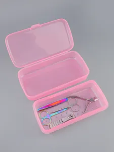 Scatola di disinfezione per unghie in plastica rosa trasparente con strumenti di manicure.