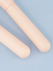 Close-up detail van zachte roze make-up penseelhandvatten, premium cosmetische accessoires.
