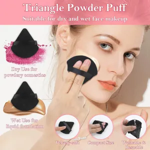 Detalle de borla de maquillaje triangular para uso seco húmedo y textura muy suave.