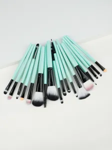 Vue détaillée d'un ensemble de 18 pinceaux de maquillage vert menthe pour le teint et les yeux.