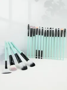 Vue détaillée de l'ensemble de 18 pinceaux de maquillage vert menthe à poils doux.