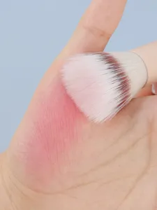 Gedetailleerd overzicht van zachte make-upkwast voor het gelijkmatig aanbrengen van blush.