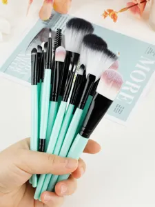 Kit de 18 pinceaux de maquillage professionnels vert menthe pour un maquillage du visage parfait.