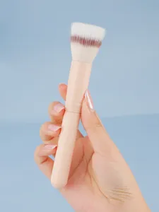 Zachte haren vlakke kop make-up borstel detail, roze handvat close-up, cosmetisch.