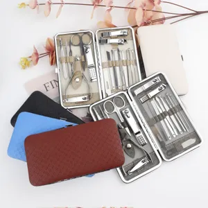 Detailansicht Edelstahl Maniküre Set, professionelle Nagelknipser Werkzeuge in Etui.