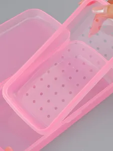 Vista di dettaglio della scatola di sterilizzazione per unghie in plastica rosa con scolatoio.