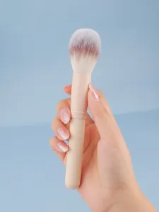 Brocha de maquillaje suave y profesional para polvos y colorete, delicada y útil.