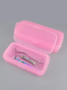 Vista dettagliata della scatola di disinfezione per unghie in plastica rosa con strumenti metallici.