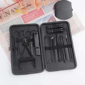 Schwarzes Maniküre-Set aus rostfreiem Edelstahl mit klappbarem Etui für die Nagelpflege.