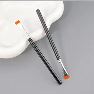 Detalle de brocha de maquillaje plana, delineador ultrafino y pincel corrector de precisión.