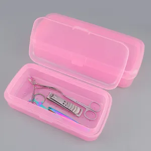 Scatola di disinfezione per unghie in plastica rosa con strumenti, contenitore trasparente.