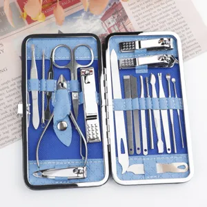 Detailansicht des Maniküre-Sets aus Edelstahl mit tragbarem Etui für Nagelknipser und Werkzeuge.