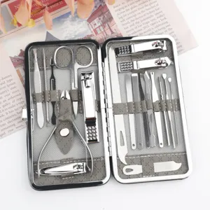 Edelstahl Maniküre Set mit Nagelknipser und Werkzeugen im eleganten grauen Lederetui.