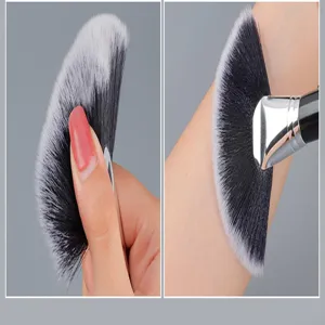 Large fan makeup brush with soft synthetic fibers for precise highlighting and powder application.