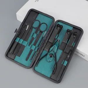 Set manicure 11 pezzi in astuccio verde scuro, tagliaunghie professionali e strumenti di bellezza.