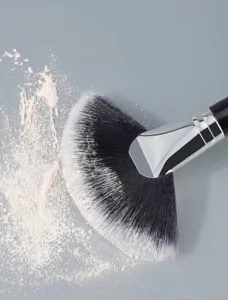 Large wooden handle fan makeup brush soft synthetic fiber highlighter and finishing powder brush