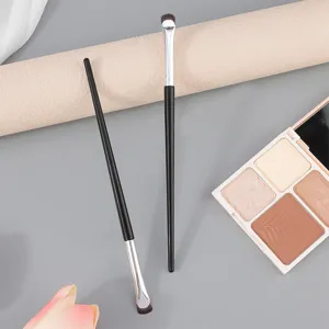Gedetailleerd overzicht van de halve maan eyeliner kwast met fijn mesje voor nauwkeurige make-up.