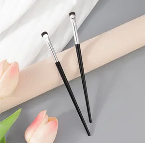 Detailopname van fijne eyelinerspenselen met zwarte handvatten en zachte haren voor make-up.