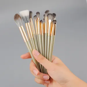 Nahaufnahme des 15-teiligen Pinsel-Sets mit weichen Borsten und goldenen Griffen.