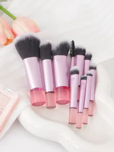 Vista detallada del juego de diez brochas de maquillaje rosas portátiles con cerdas suaves.