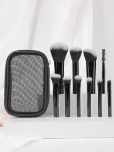 Vista detallada del juego de 10 pinceles de maquillaje con bolsa de malla negra para viaje.