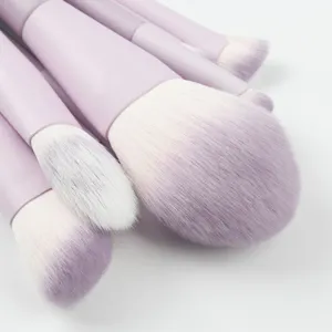 Professionele 10-delige paarse make-up kwastenset met zachte haren voor een vlekkeloze look.