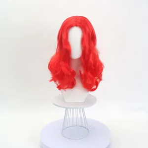 Dettaglio parrucca lunga e ondulata rosso vivo, ideale per cosplay di Halloween e feste.