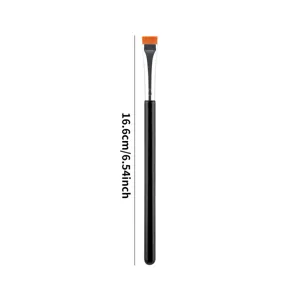 Brocha delineadora plana profesional con mango negro y cerdas precisas para maquillaje.