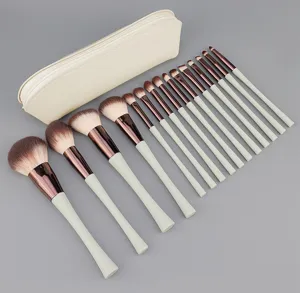 Vista detallada del juego de 15 brochas de maquillaje con cerdas suaves y estuche a juego.