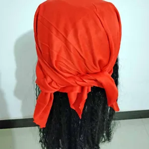 Sciarpa pirata rossa e parrucca riccia nera dettaglio per festa cosplay di Halloween.
