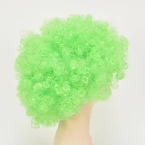Grüne Afro Perücke im Detail, ideal für Halloween Partys, Fan Events und lustiges Kostüm.