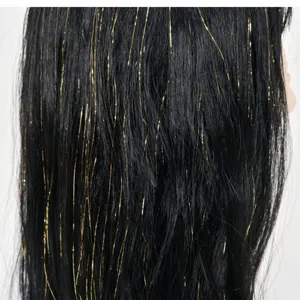 Detailopname van een zwarte ste Damespruik met gouden glitterdraden voor een cosplaylook.
