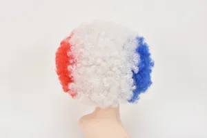 Vue détaillée de la perruque afro rouge blanche bleue, design bouclé pour les fans de sport.