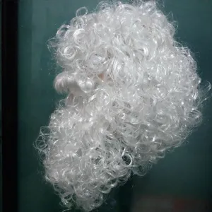 Dettaglio parrucca e barba riccia bianca di Babbo Natale, ideale per festa di Natale.