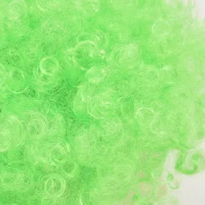 Hellgrüne lockige Perücke Haar Textur Detail Nahaufnahme Aufnahme für Party Kostüme.