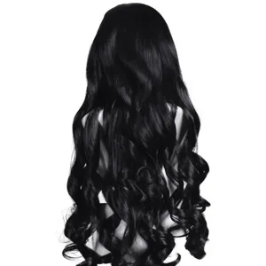 Vista dettagliata della parrucca nera lunga e riccia che mostra bene la trama dei capelli.