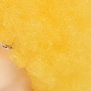Nahaufnahme der hellgelben synthetischen Afro-Peruecke, zeigt feine Lockenstruktur deutlich.