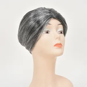 Vue détaillée de perruque de vieille dame grise, idéale pour cosplay d'Halloween et fête.