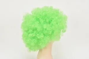 Hellgrüne afro lockige perücke detailansicht, perfekt für fussballfans, halloween und partykostüme.
