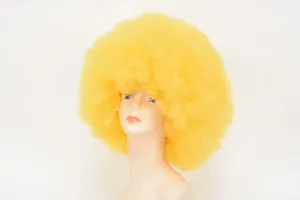 Detaillierte Ansicht der leuchtend gelben Afro-Perücke, flauschiges Party-Kunsthaar.