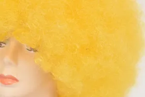 Detailansicht einer leuchtend gelben Clown Peruecke im Afro Stil fuer Partys und Buehnenshows.
