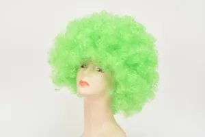 Nahaufnahme der hellgrünen Afro-Lockenperücke, die die flauschige Textur perfekt zeigt.
