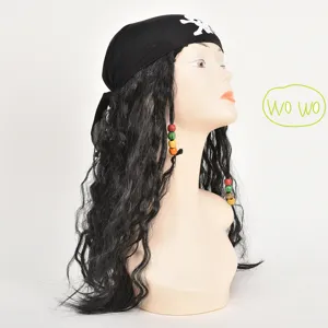 Vista dettagliata del cappello da pirata con parrucca riccia nera e perline per cosplay.