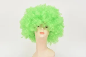 Detailansicht der grunen Afro-Perucke, fluffige lockige Haartextur fur Partykostume.