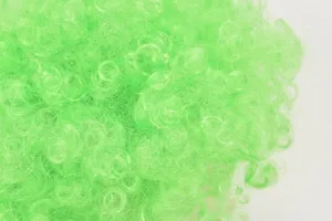 Nahaufnahme Detailansicht der leuchtend grünen Afro Locken Party Perücke Textur und Faser.