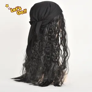 Vista dettagliata del foulard da pirata nero e della lunga parrucca riccia per cosplay.