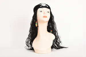 Parrucca da pirata con dettaglio bandana teschio, ideale per cosplay di Halloween e feste.