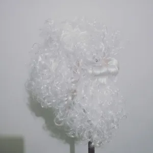 Dettaglio in primo piano della parrucca e barba riccia bianca di Babbo Natale per festa.