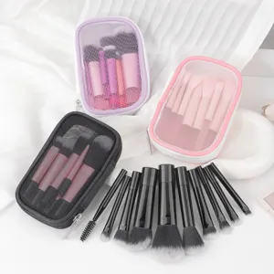 Set de 10 brochas de maquillaje con bolsa de malla portátil ideal para viajes y belleza.