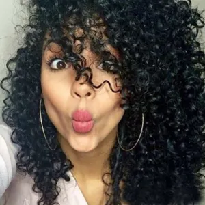 Vista dettagliata della parrucca afro nera riccia, con piccoli ricci fitti e voluminosi.